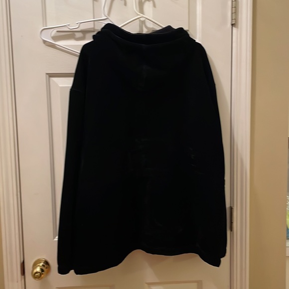Van husen coat.. it is velvet with fleece lining it fits more like a xl. - Picture 4 of 6
